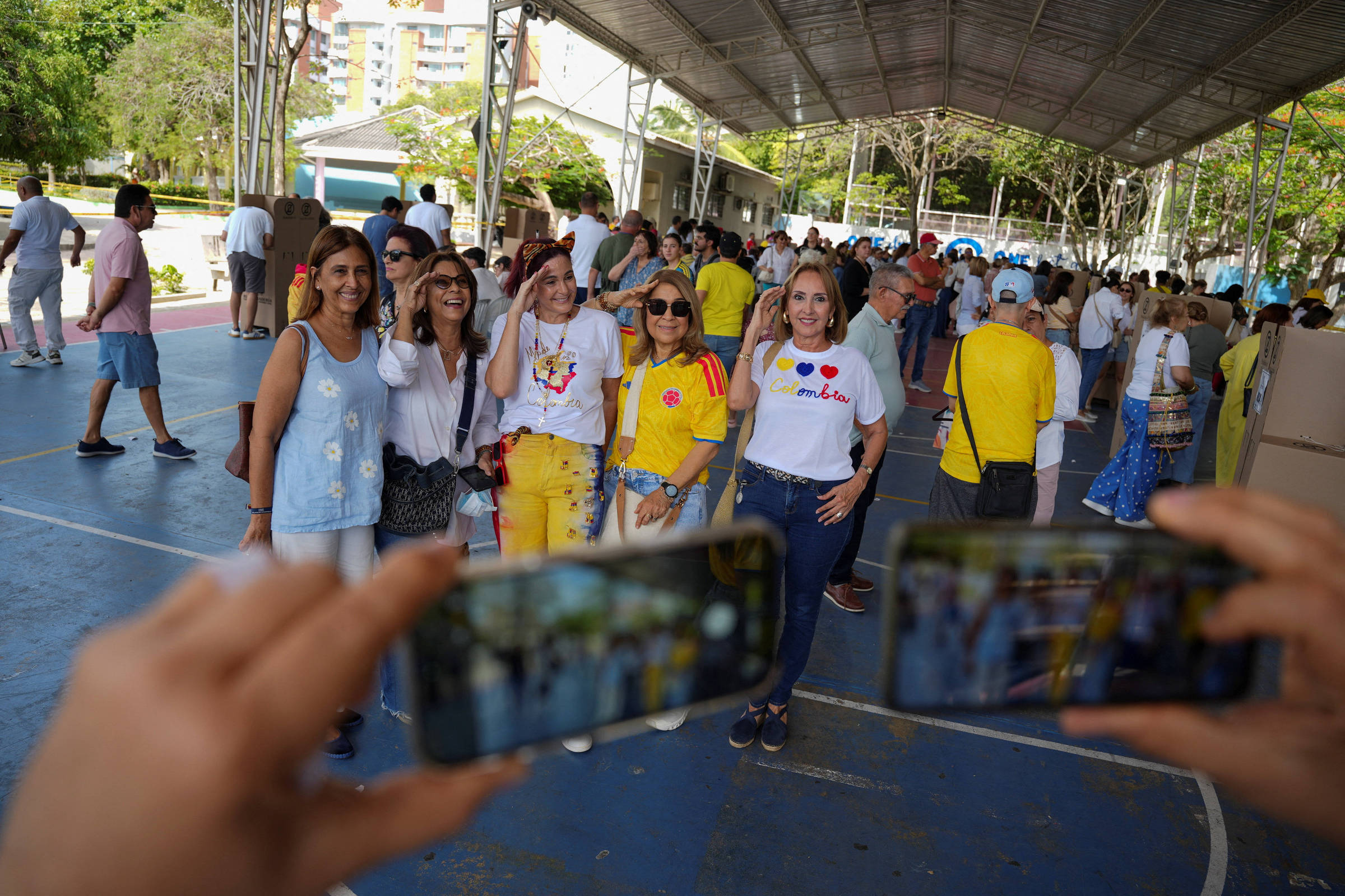 Urnas fecham na Colômbia e inicia contagem entre ultradireitista Abelardo de la Espriella e aliado de Gustavo Petro