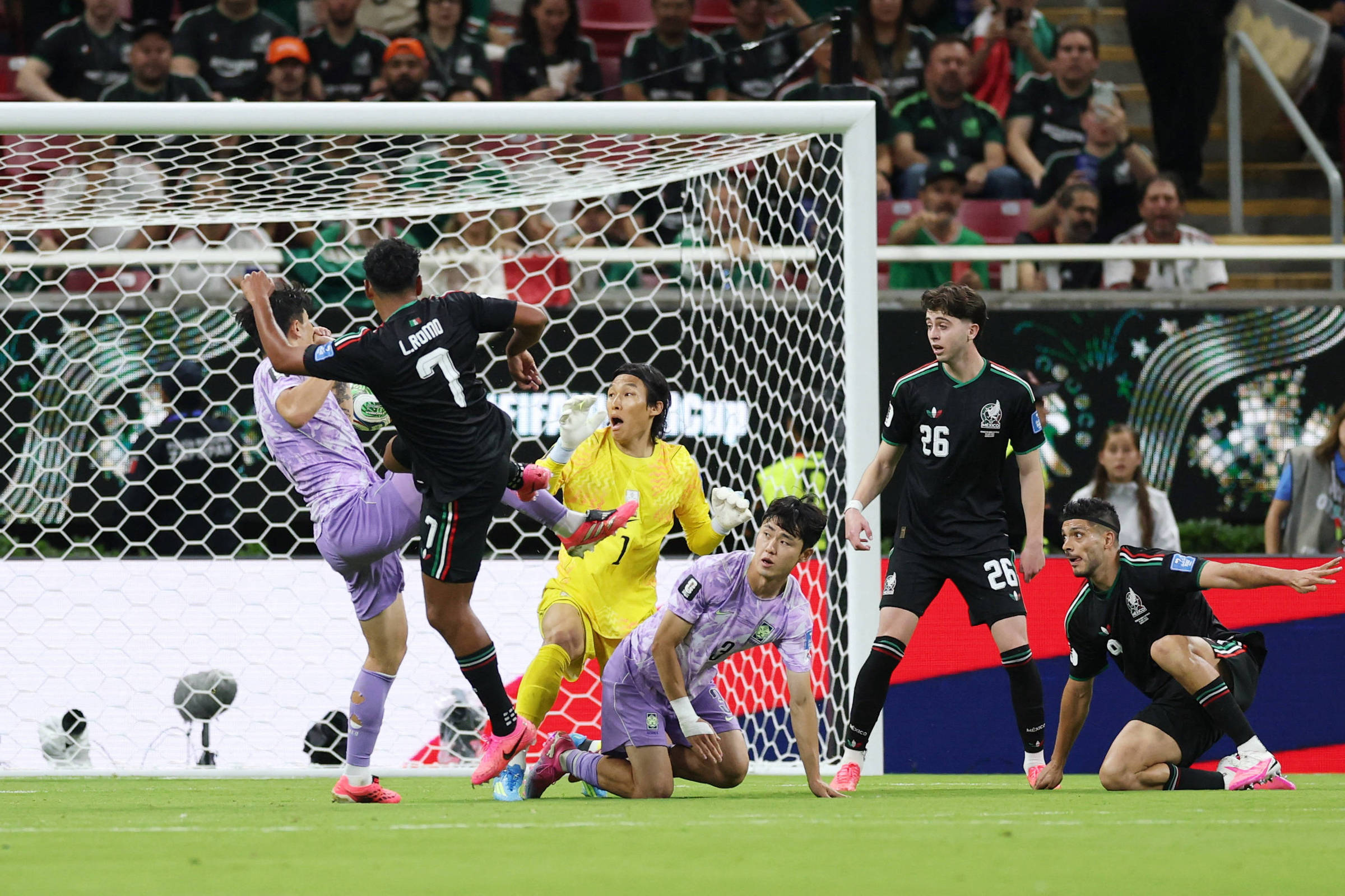 México vence Coreia do Sul por 1 a 0 com falha do goleiro e avança na Copa do Mundo 2026