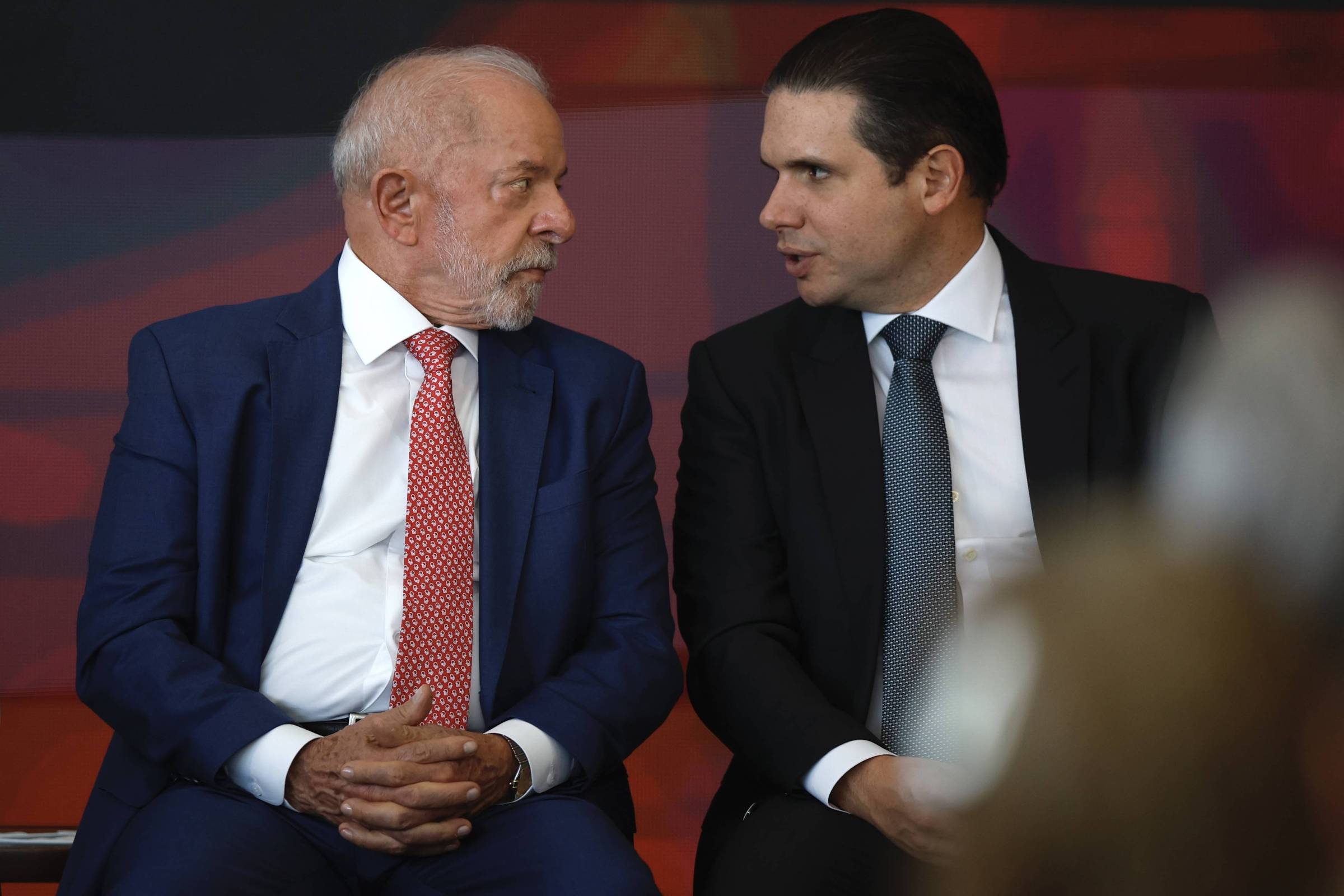 Presidente da Câmara Hugo Motta manifesta insatisfação após Lula apoiar adversário de seu pai na Paraíba