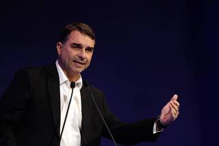 TSE determina remoção de posts que associam Flávio Bolsonaro a facções criminosas