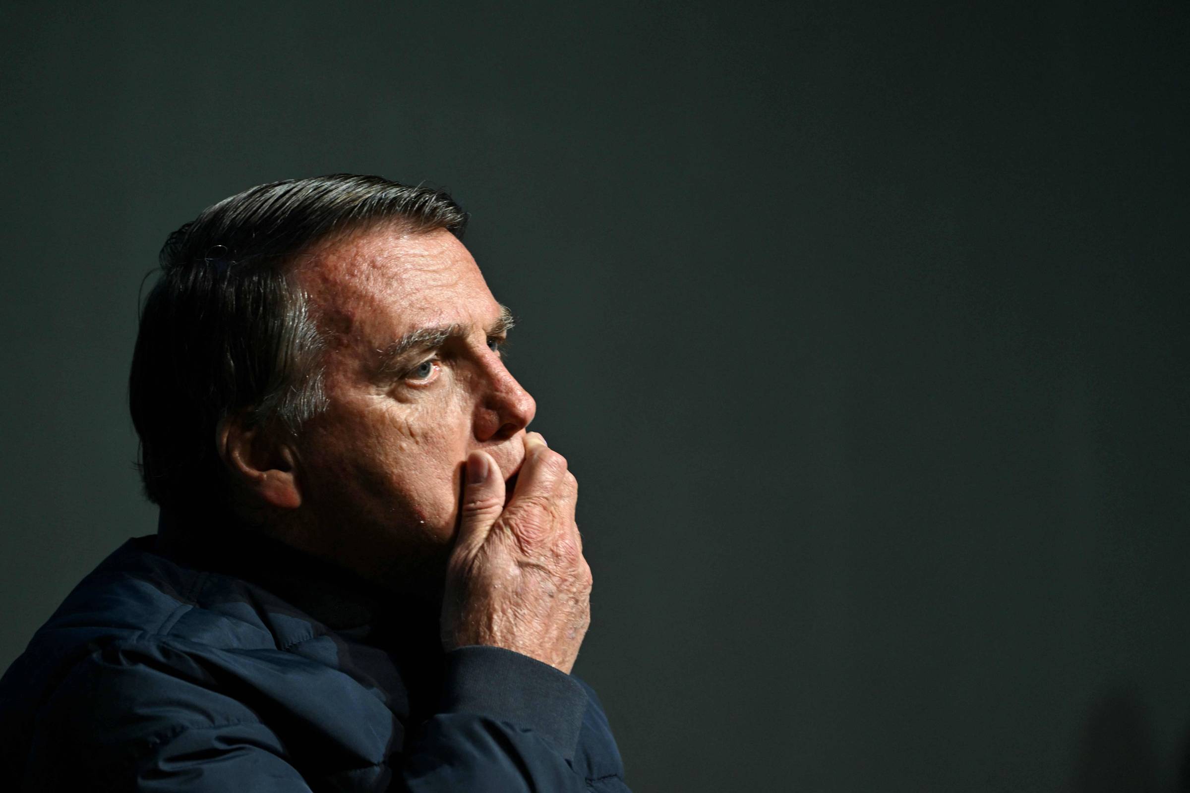 Defesa de Bolsonaro pede a Moraes que descarte falta grave por posse de arma e mantenha prisão domiciliar