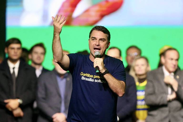 Flávio Bolsonaro anuncia plano de segurança pública para enfrentar facções criminosas e superar polêmica do caso ‘Dark Horse’