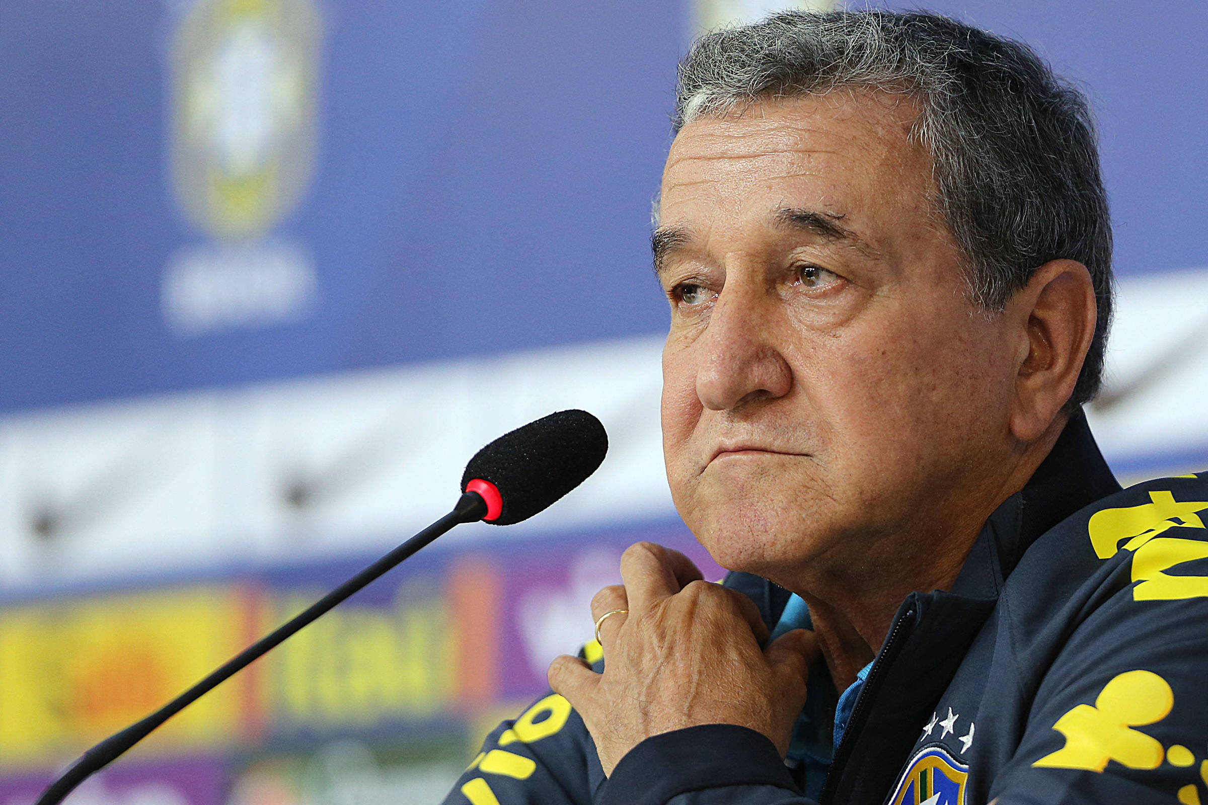 Carlos Alberto Parreira respira sem aparelhos, mas permanece na UTI sem previsão de alta