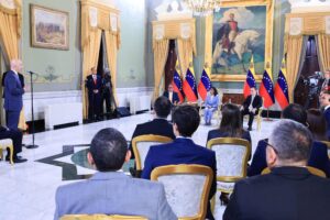 Primeira comitiva empresarial brasileira visita Venezuela cinco meses após captura de Nicolás Maduro