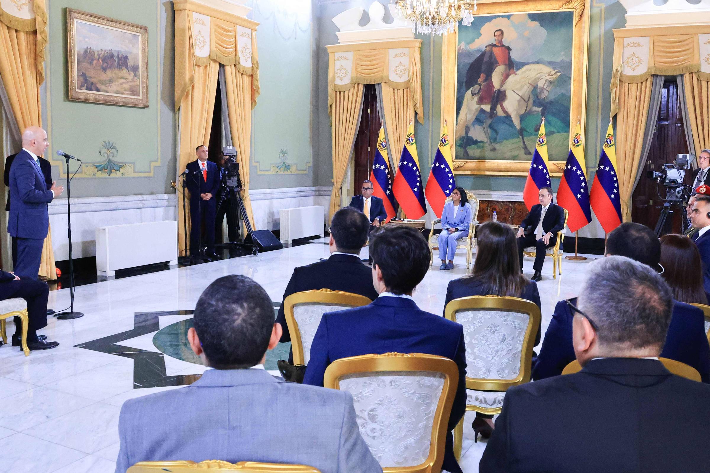 Primeira comitiva empresarial brasileira visita Venezuela cinco meses após captura de Nicolás Maduro