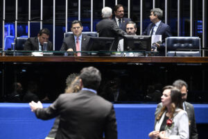 Medidas populistas aprovadas no Congresso elevam gastos públicos e preocupam com dívida