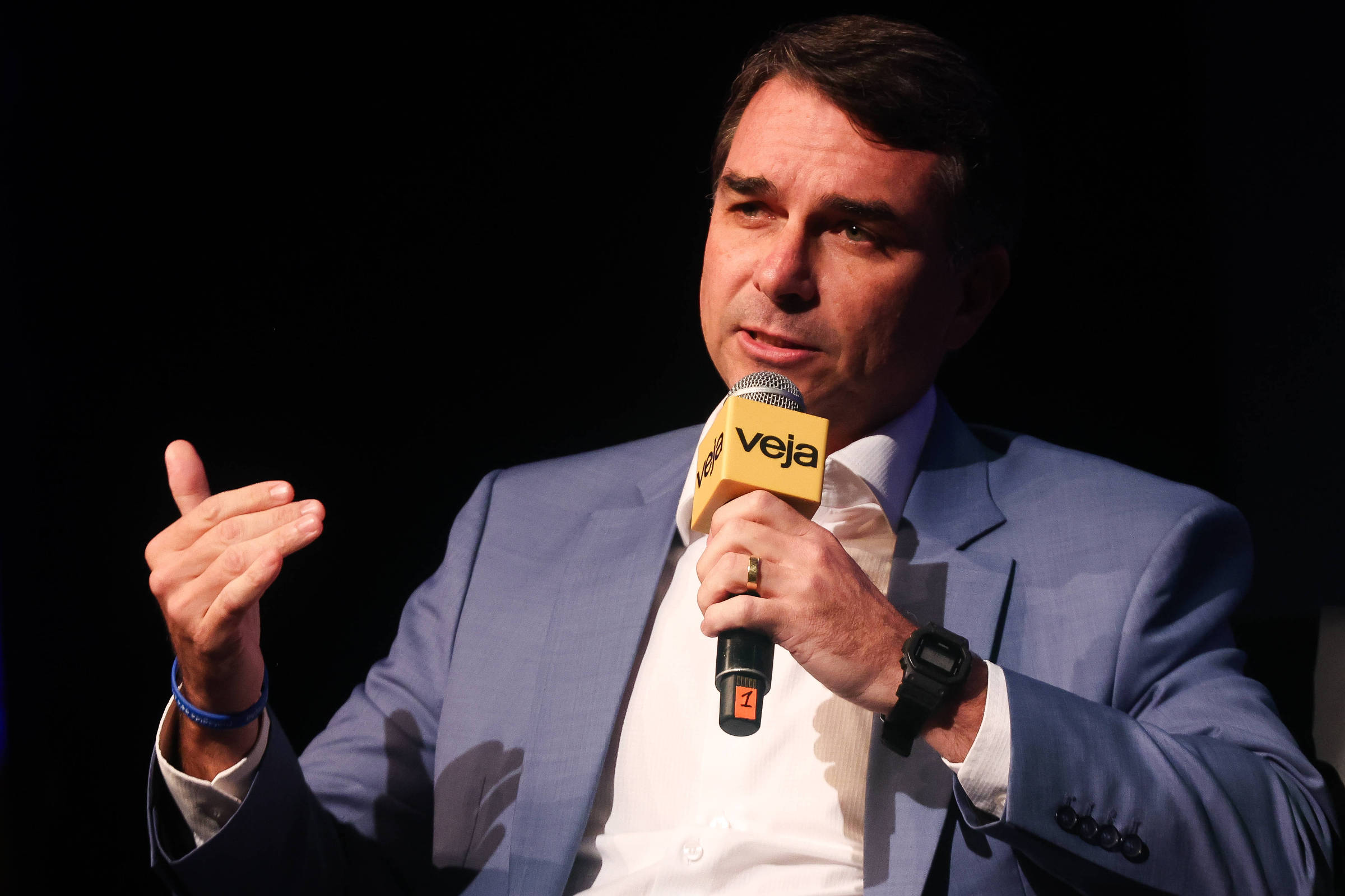 Flávio Bolsonaro defende Bolsa Família, critica preconceito contra beneficiários e anuncia participação de Daniella Marques em sua campanha