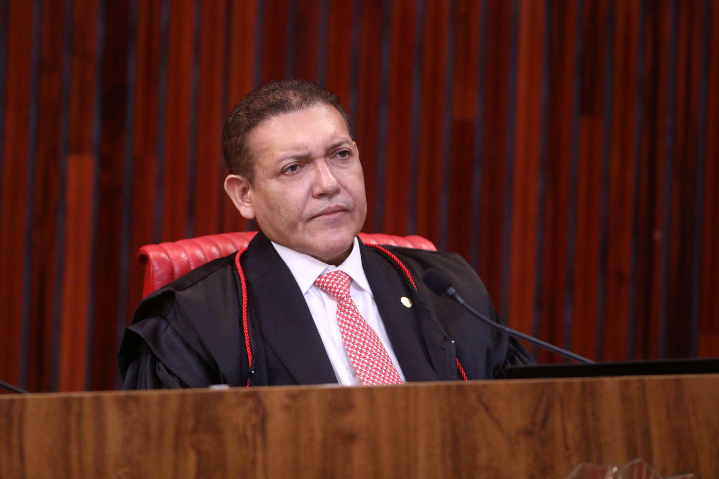 Ministros do STF preparam atuação revisora sobre decisões do TSE nas eleições, enquanto Kassio Nunes Marques busca afirmar liderança