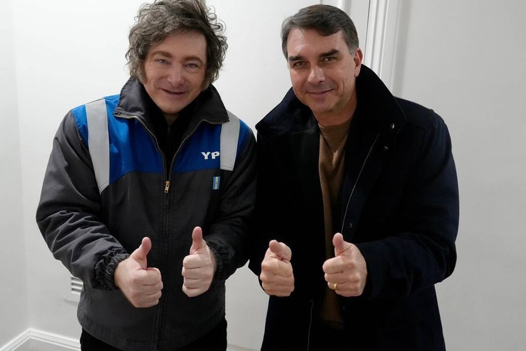 Flávio Bolsonaro se reúne com presidente argentino Javier Milei, que prevê ‘onda azul’ no Brasil