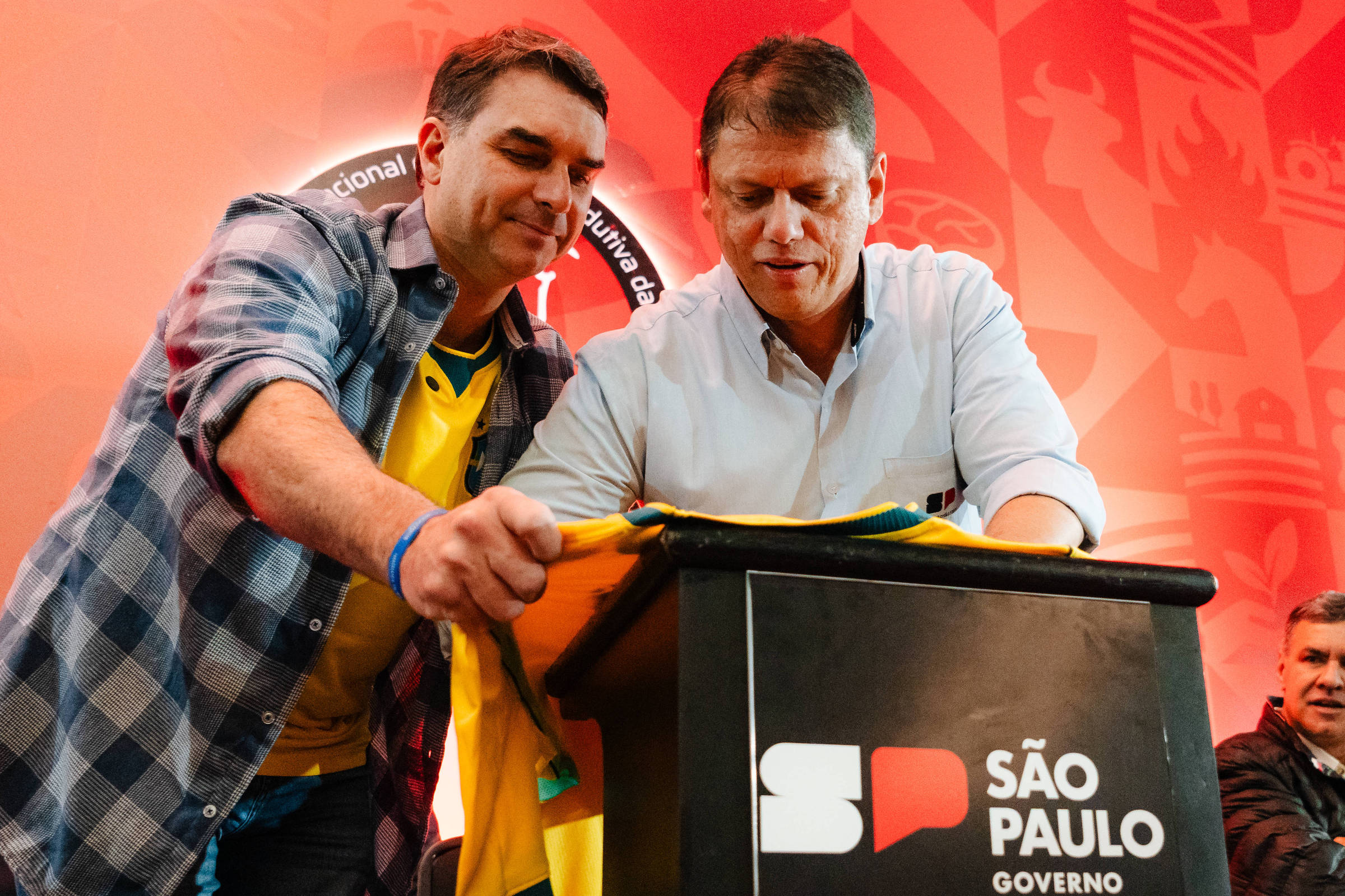 Flávio Bolsonaro destaca apoio ao agronegócio e anuncia ação contra tarifas nos EUA em evento com Tarcísio de Freitas