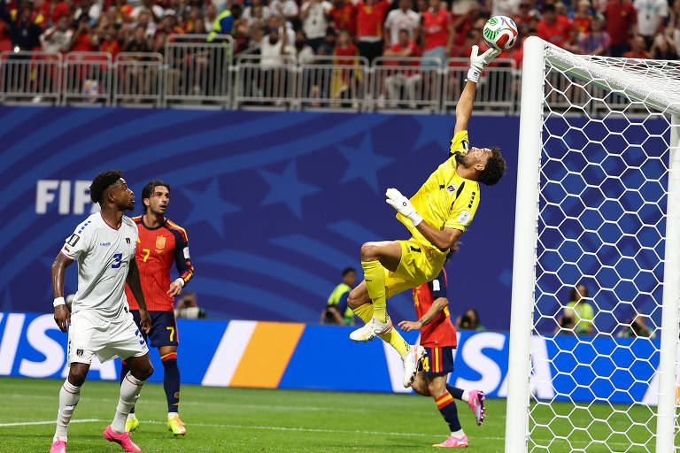 Conheça o goleiro Vozinha, de Cabo Verde, que segurou a Espanha na Copa