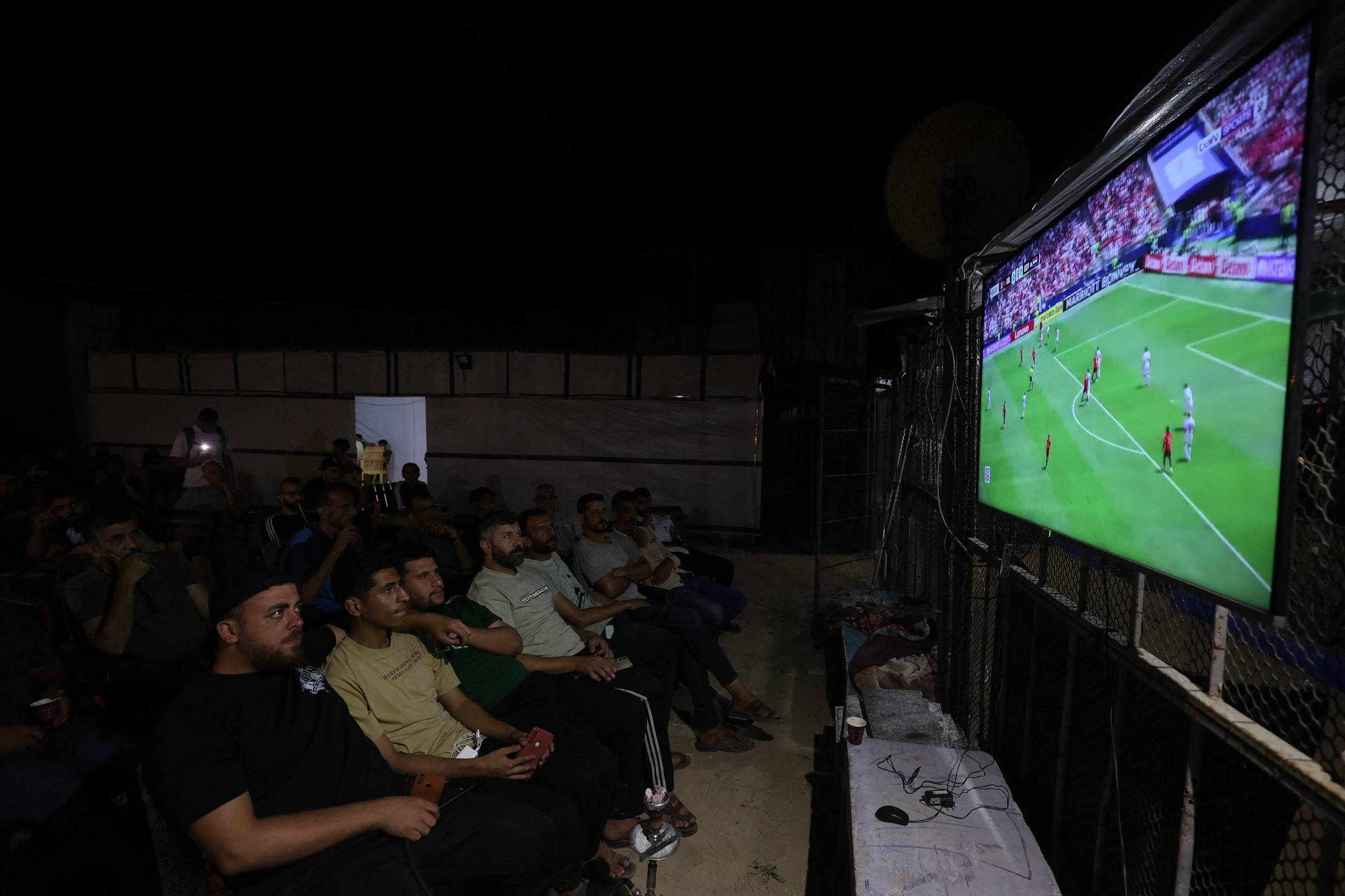 Palestinos acompanham Copa do Mundo 2026 em meio a apagões e destruição na Faixa de Gaza