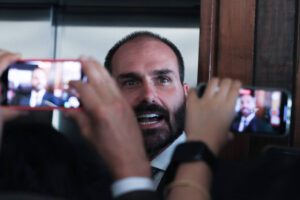 Eduardo Bolsonaro critica julgamento do STF e afirma que decisão visa tirá-lo das eleições de 2026