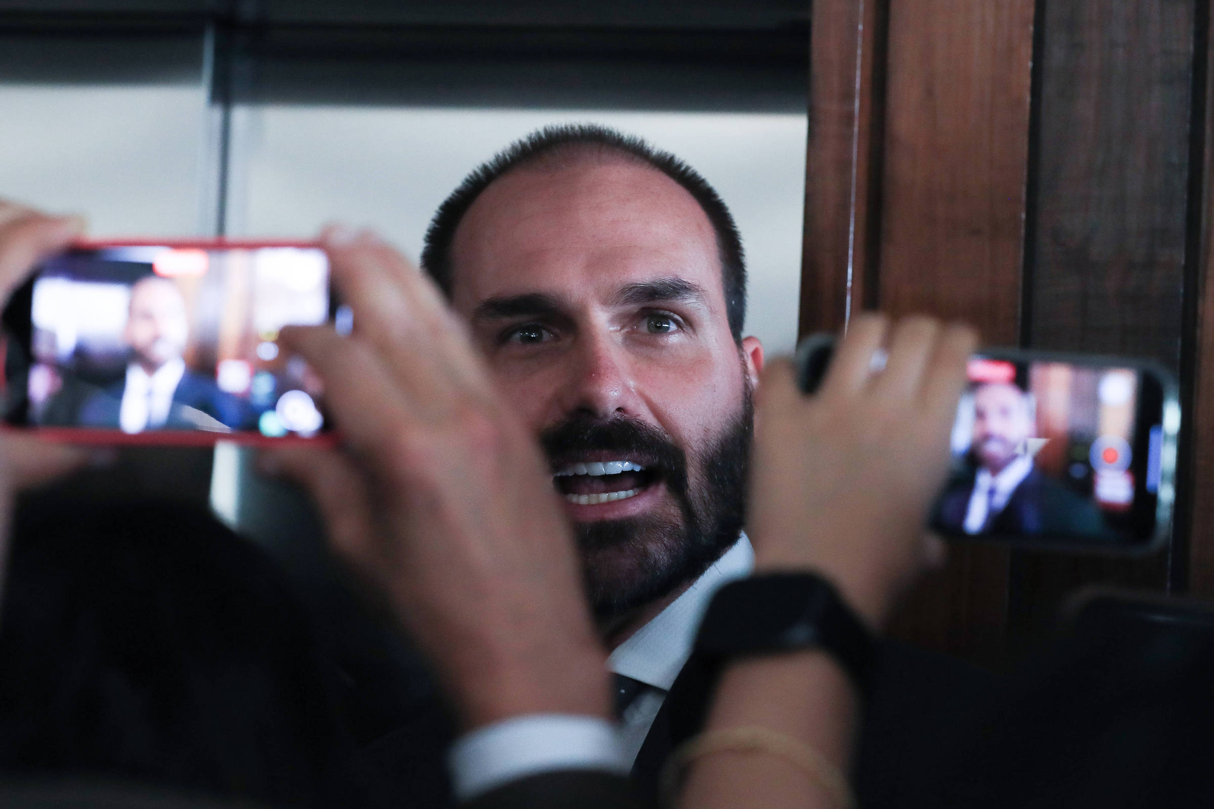 Eduardo Bolsonaro critica julgamento do STF e afirma que decisão visa tirá-lo das eleições de 2026