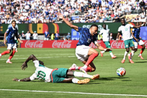 Árbitro mantém decisão após revisão do VAR em lance de possível pênalti de Mané em Mbappé na Copa do Mundo de 2026
