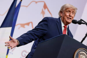 Trump classifica situação política no Brasil como perigosa e confunde membros da família Bolsonaro