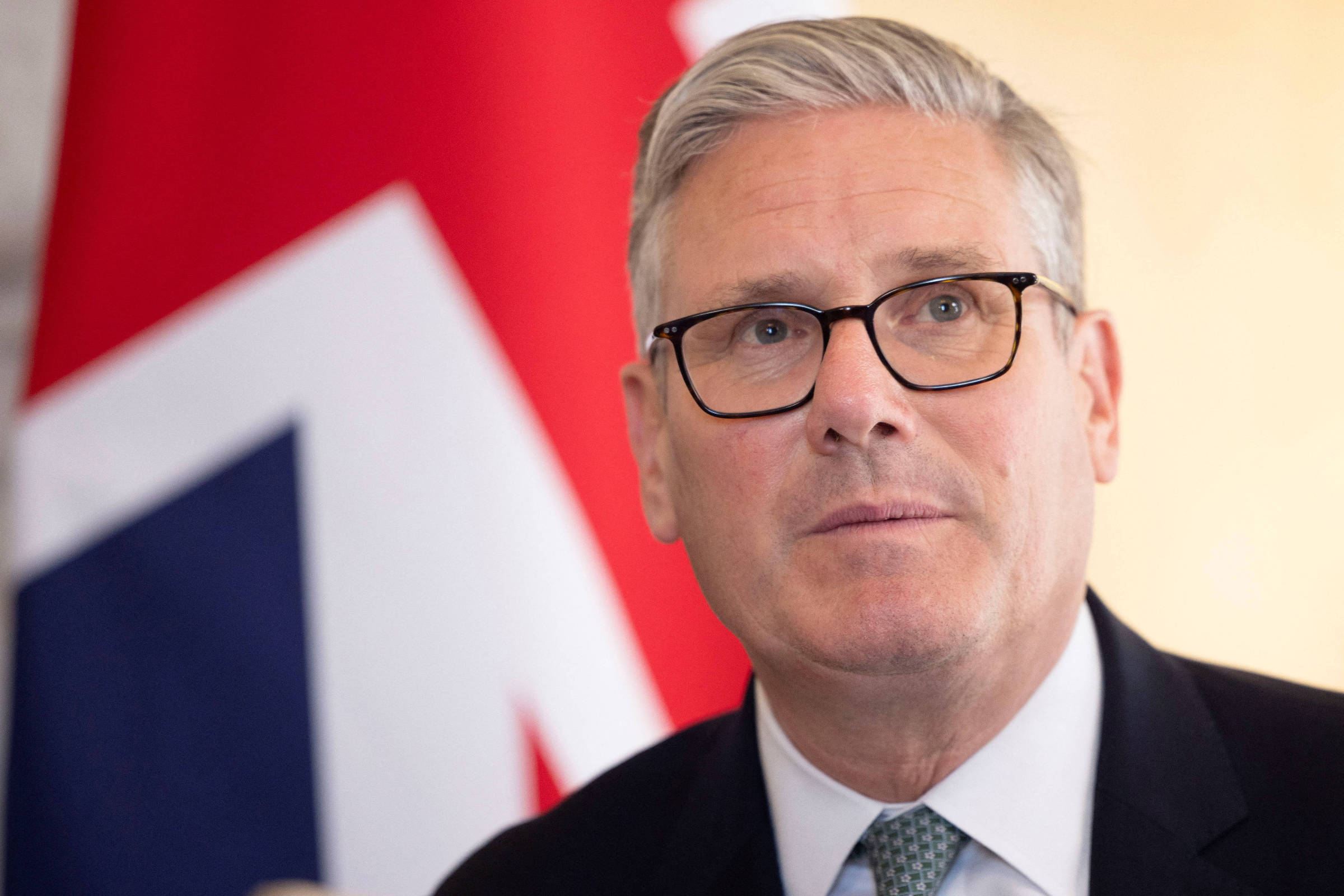 Keir Starmer renuncia à liderança do Partido Trabalhista e expõe instabilidade política no Reino Unido