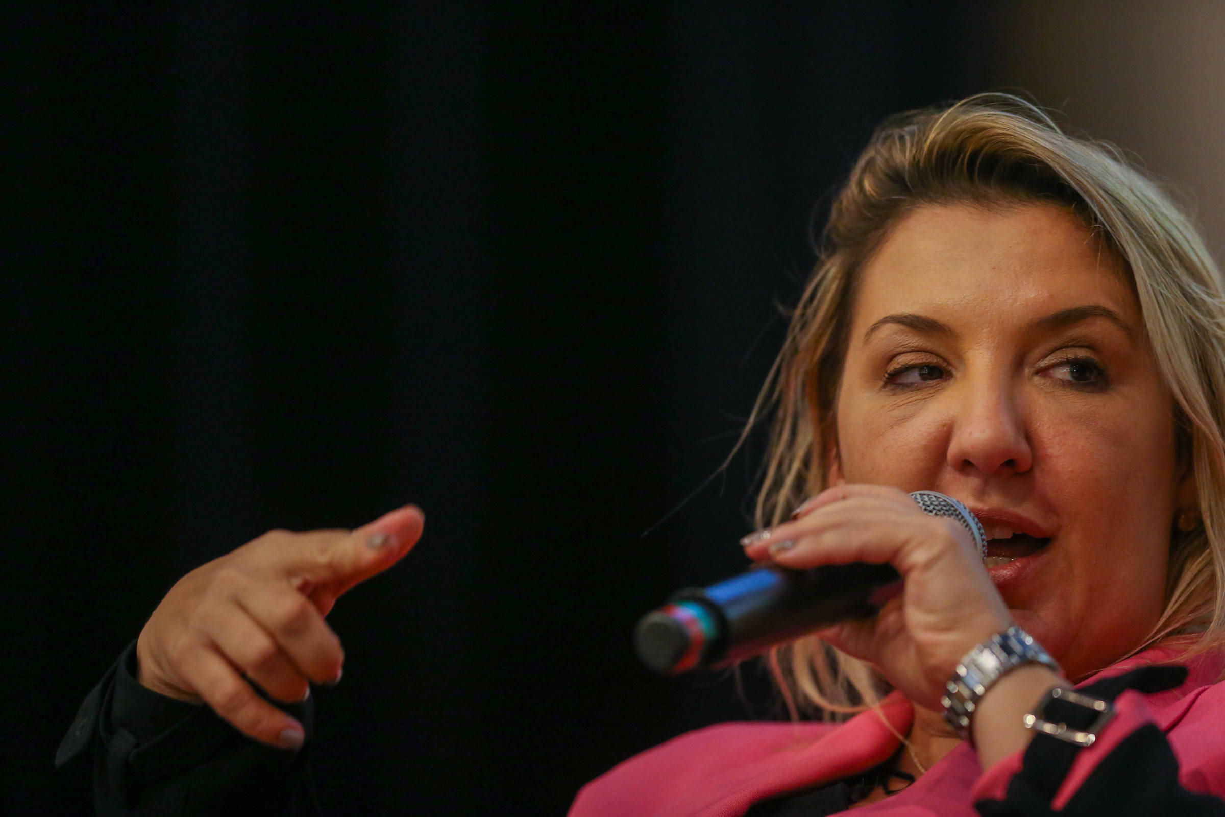 Ex-presidente da Caixa Daniella Marques se afasta de consultoria para apoiar pré-campanha de Flávio Bolsonaro