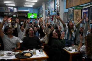 Torcedores argentinos enfrentam frio para acompanhar estreia de Messi na Copa do Mundo de 2026 e comemoram vitória