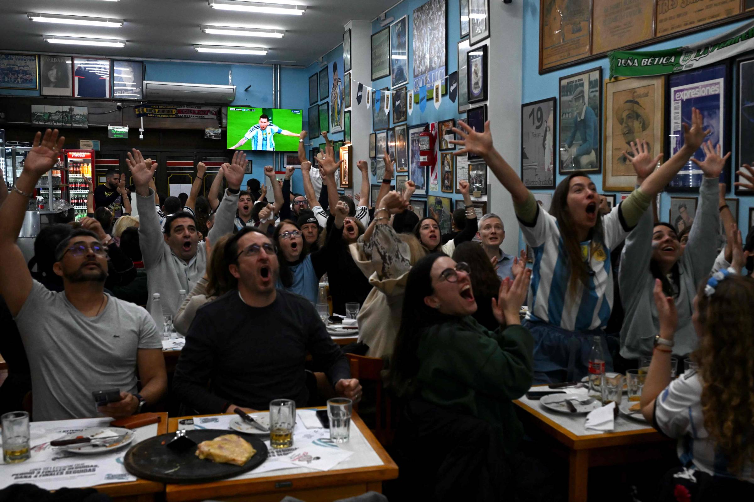 Torcedores argentinos enfrentam frio para acompanhar estreia de Messi na Copa do Mundo de 2026 e comemoram vitória