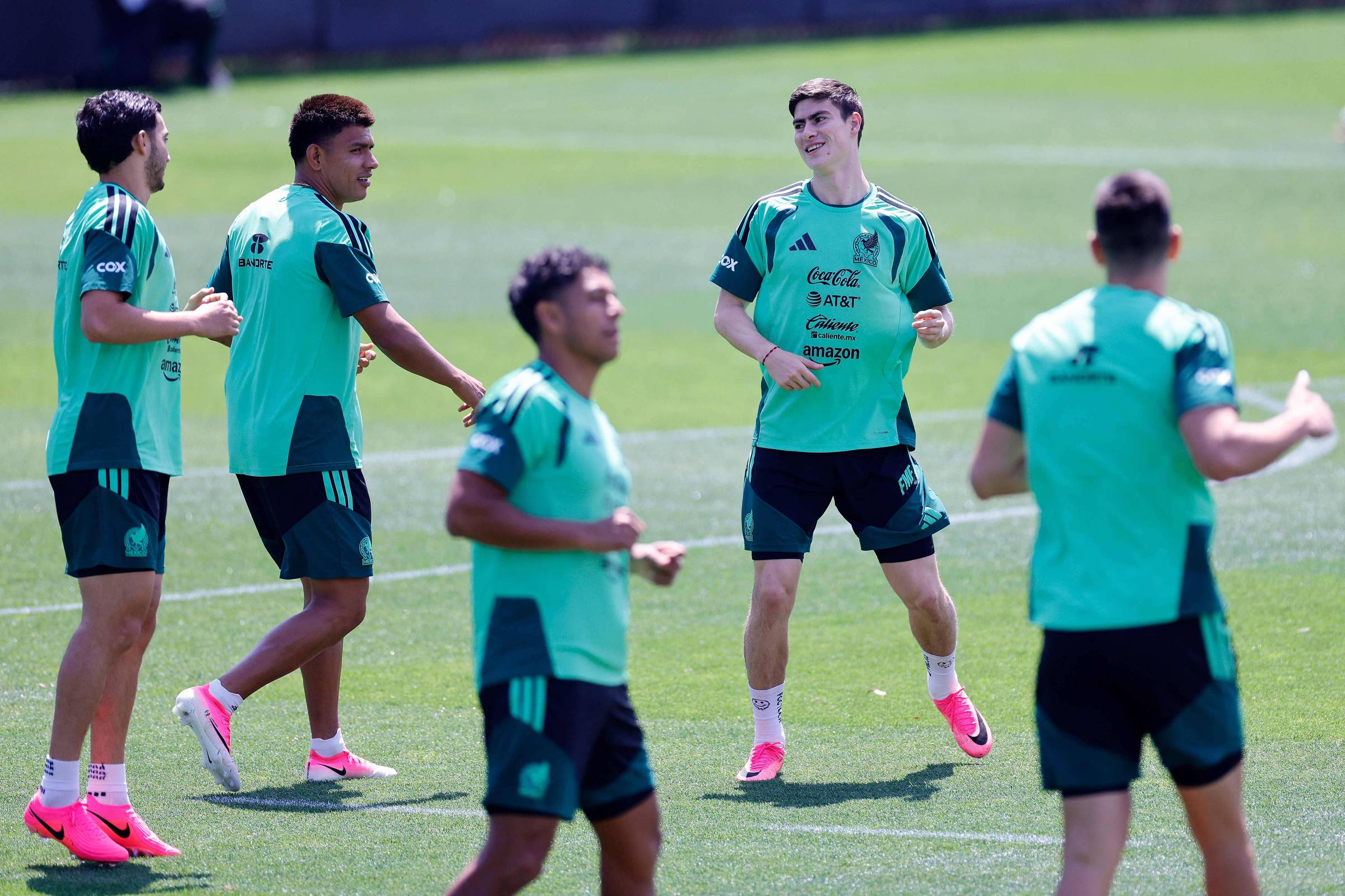 México já classificado enfrenta República Tcheca, que busca sobrevivência no Grupo A da Copa do Mundo