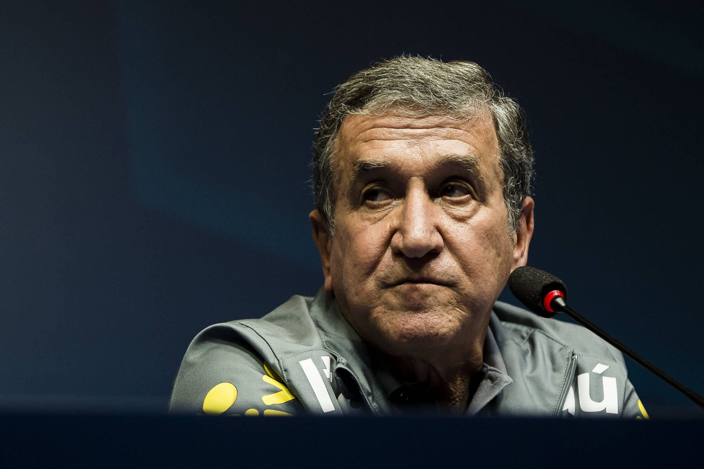 Carlos Alberto Parreira passa por cirurgia para conter sangramento nasal e permanece sedado no Rio de Janeiro