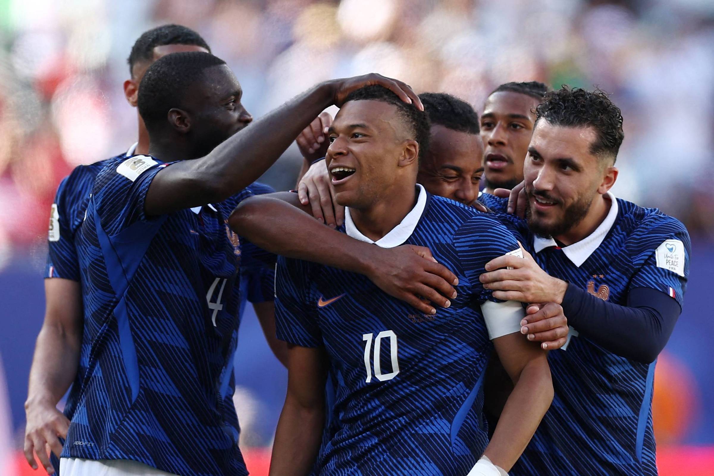 Mbappé comemora gol contra Senegal tocando flauta após sugestão de apresentador britânico