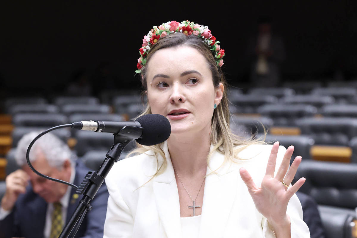 Eduardo Bolsonaro apoia deputada Júlia Zanatta como vice na chapa de Flávio Bolsonaro para 2026