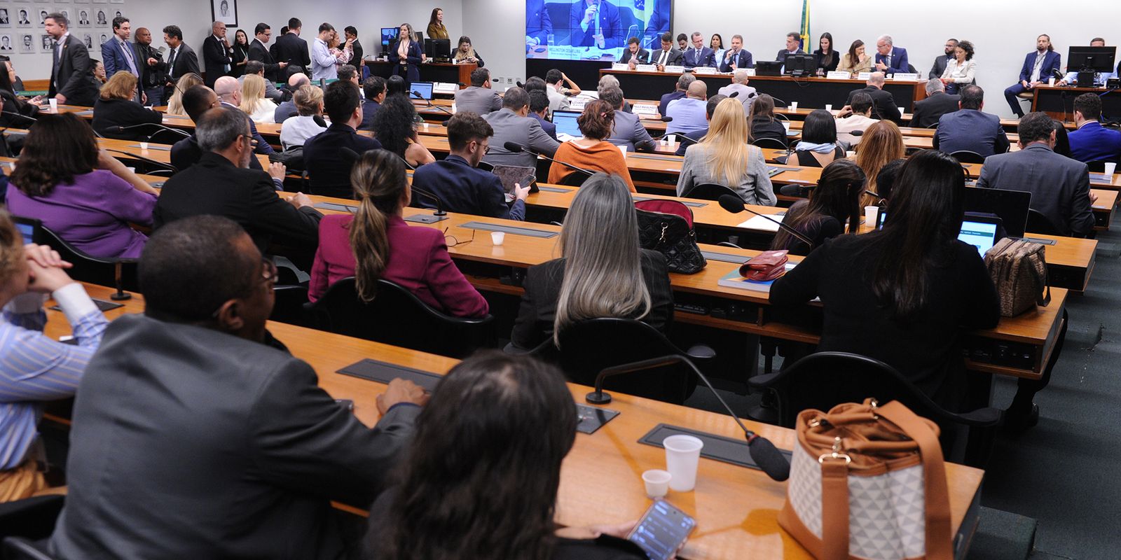 CCJ adia votação da PEC que reduz maioridade penal para 16 anos