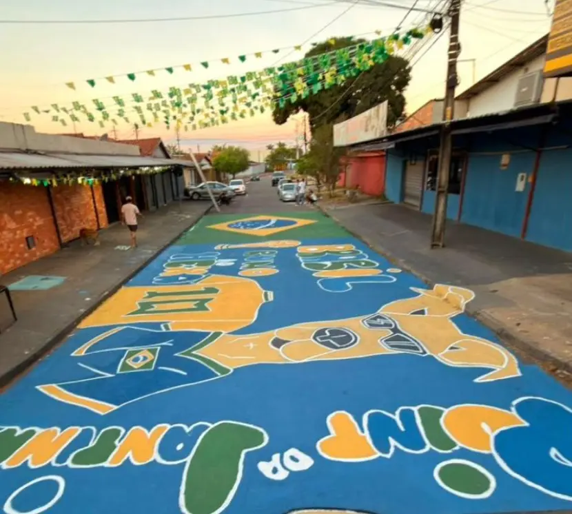 Rua em Aparecida se transforma para Copa com decoração temática