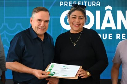 Goiânia entrega cartão de R$ 5 mil para pequenos produtores rurais