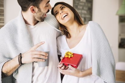cheerful-couple-with-present-mug